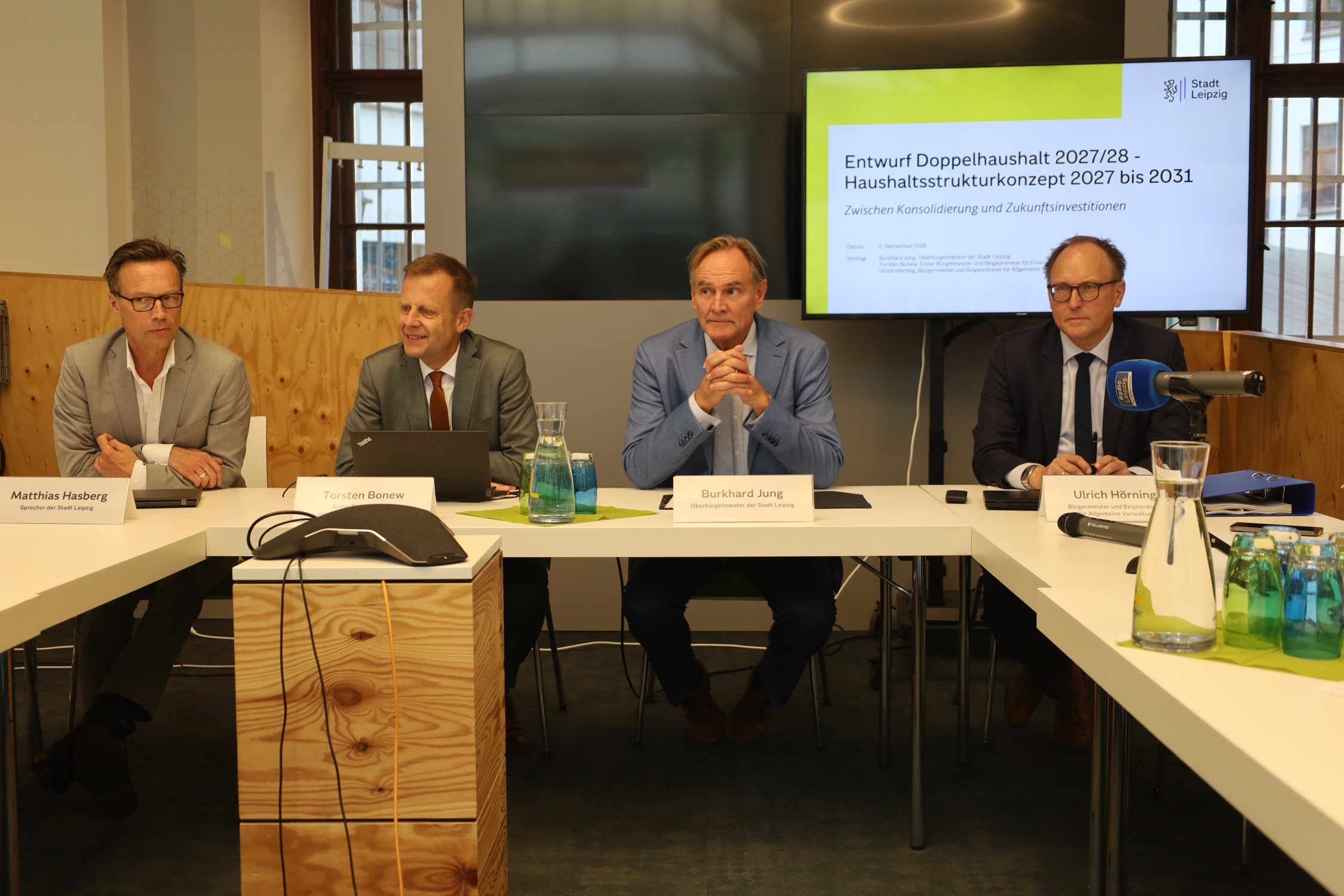 Pressesprecher Matthias Hasberg, Finanzbürgermeister Torsten Bonew, OBM Burkhard Jung und Verwaltungsbürgermeister Ulrich Hörning am 2. September in der Haushalts-PK. Foto: Ralf Julke