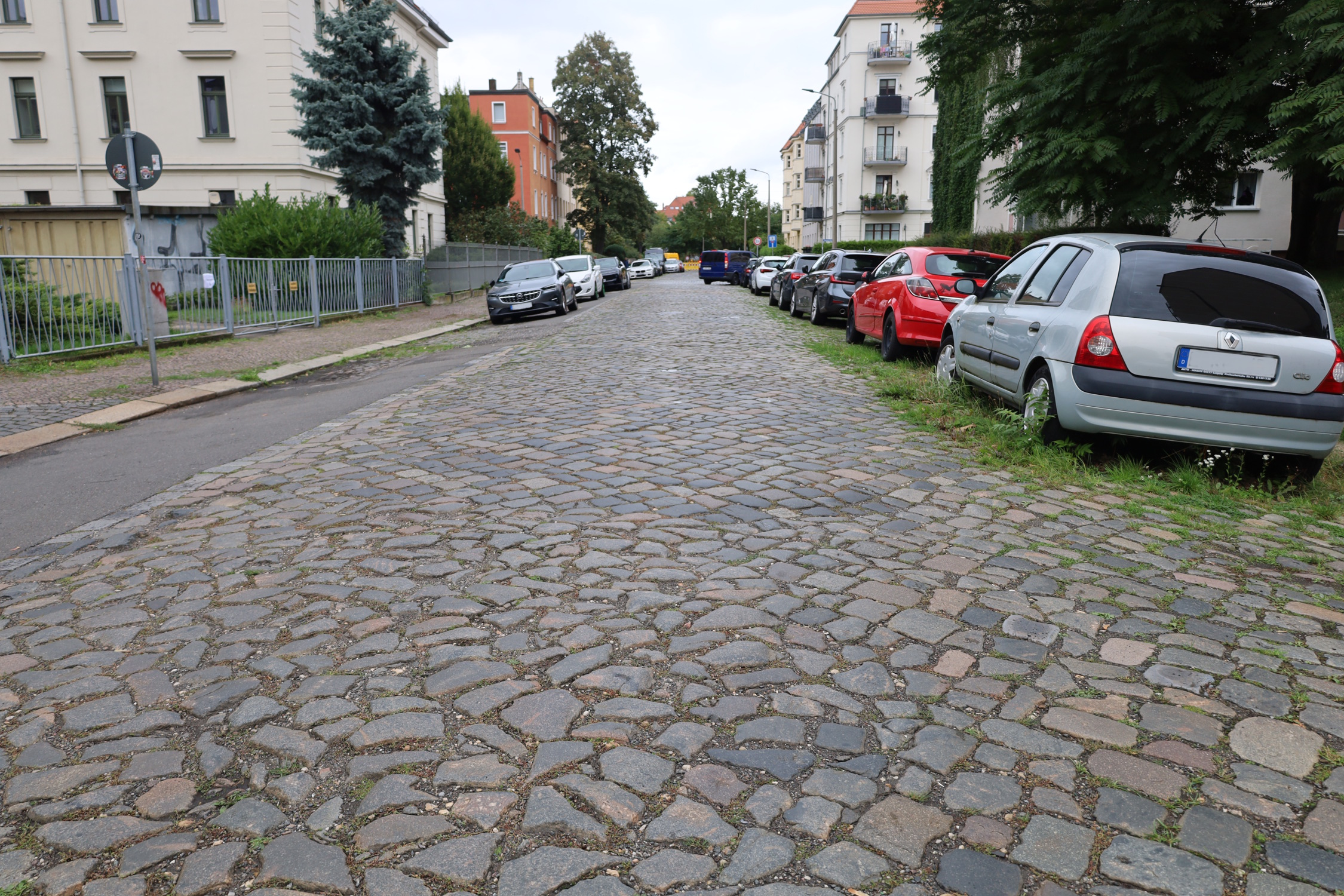 Selbst das Pflaster in der Kanalstraße erinnert noch an die Zeit um 1885, als hier die Nördliche Rietzschke überwölbt wurde. Foto: Ralf Julke