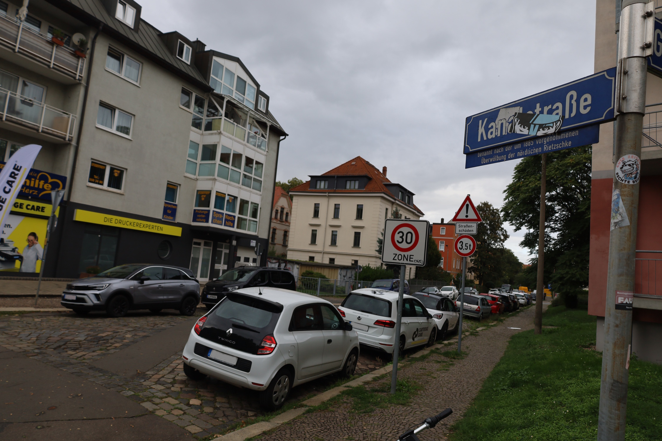Straßenschild der Kanalstraße und Verkehrsschild mit Tonnage-Beschränkung. Foto: Ralf Julke