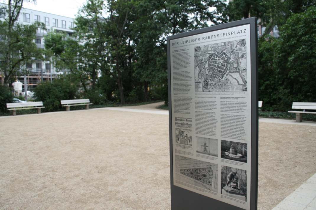 Informationsstele auf dem Rabensteinplatz. Foto: Ralf Julke