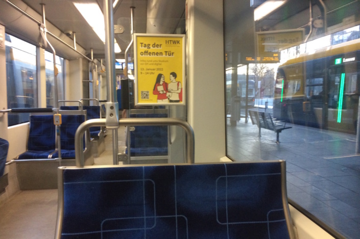Noch ist alles friedlich in der Straßenbahn. Foto: Ralf Julke