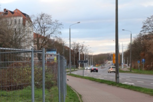 Die Auffahrt der Bundesstraße 2 in der Wundtstraße: Hier sollen die ersten Lampen ausgeschaltet werden. Foto: Ralf Julke