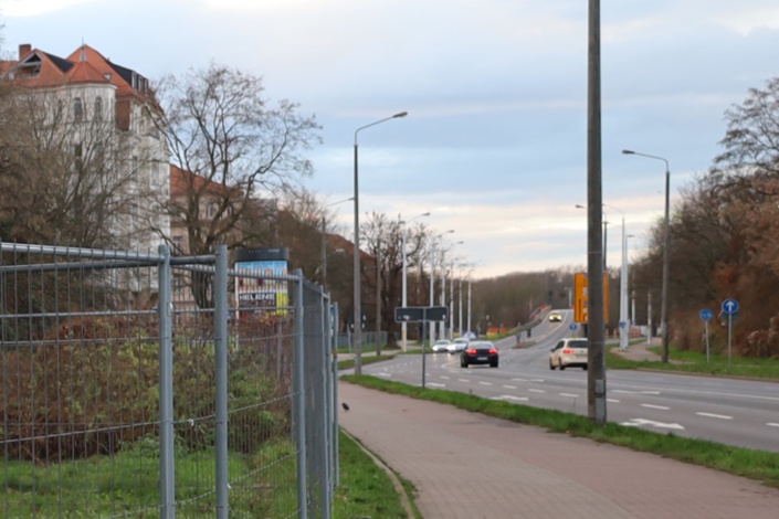 Die Auffahrt der Bundesstraße 2 in der Wundtstraße: Hier sollen die ersten Lampen ausgeschaltet werden. Foto: Ralf Julke