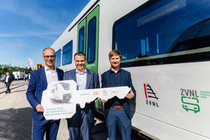 Schlüsselübergabe für die 16 Siemens Mireo Plus B Batteriezüge, Foto: DB / Siemens