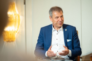 Nordsachsens Landrat Kai Emanuel bei einer Gesprächsrunde. Foto: FBM/Johannes Jost