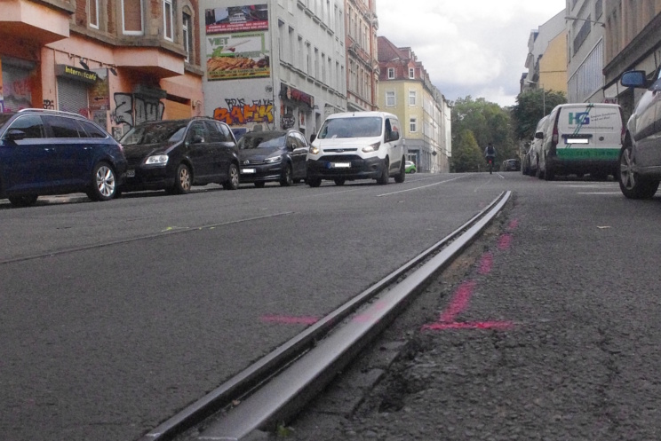 Die Schäden im Gleisbereich in der Zweinaundorfer Straße. Foto: Bürgerverein Anger-Crottendorf e.V.