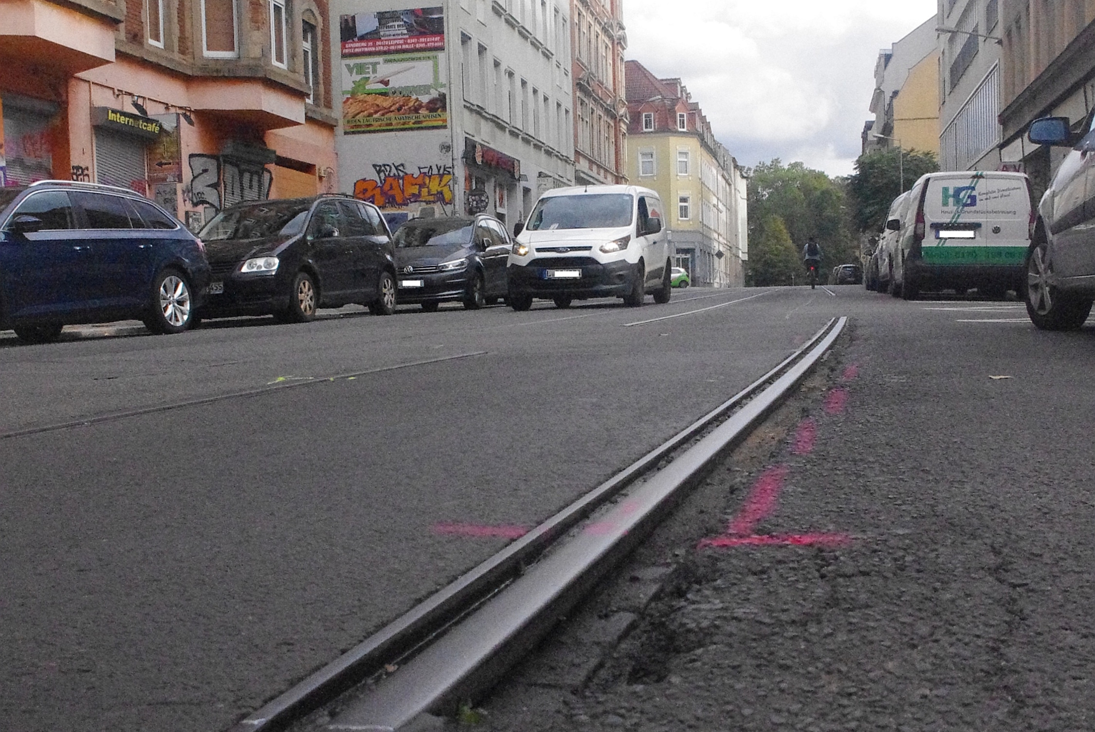 Die Schäden im Gleisbereich in der Zweinaundorfer Straße. Foto: Bürgerverein Anger-Crottendorf e.V.