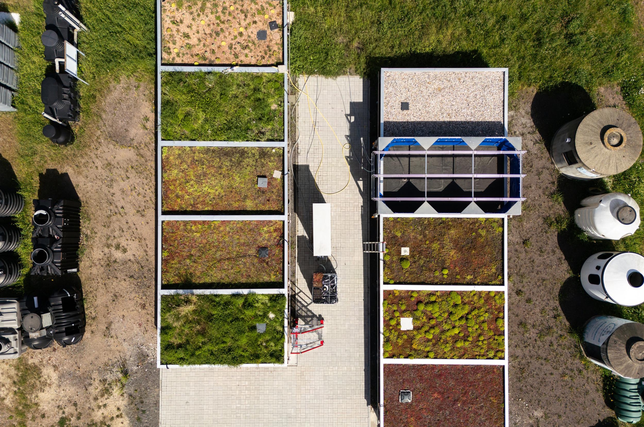 Die Gründach-Versuchsanlage auf dem Gelände des BDZ e.V. Bildungs- und Demonstrationszentrum Dezentrale Infrastruktur in Leipzig-Leutzsch umfasste insgesamt zehn verschiedene Gründächer. Es wurden 222 Starkregenversuche durchgeführt. Foto: Leipziger Gruppe