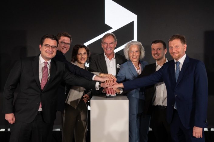 Smart Infrastructure Hub Leipzig eröffnet: Den Startknopf drückten der Rektor der HHL Leipzig Prof. Dr. Tobias Dauth, Dr. Gunnar Kaßberg von der Gründungsinitiative SMILE, Elisabeth Kaiser, Staatsministerin und Beauftragte der Bundesregierung für Ostdeutschland, der Leipziger Oberbürgermeister Burkhard Jung, die Rektorin der Universität Leipzig Prof. Dr. Eva Inés Obergfell, SpinLab-Leiter Eric Weber und der sächsische Ministerpräsident Michael Kretschmer (von links). Foto: Eric Kemnitz / Stadt Leipzig