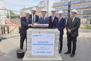 Am 1. Oktober wurde feierlich am Universitätsklinikum Leipzig der Grundstein für den Neubau Haus 7, 2. Bauabschnitt gelegt. Foto: UKL/Rico Thumser