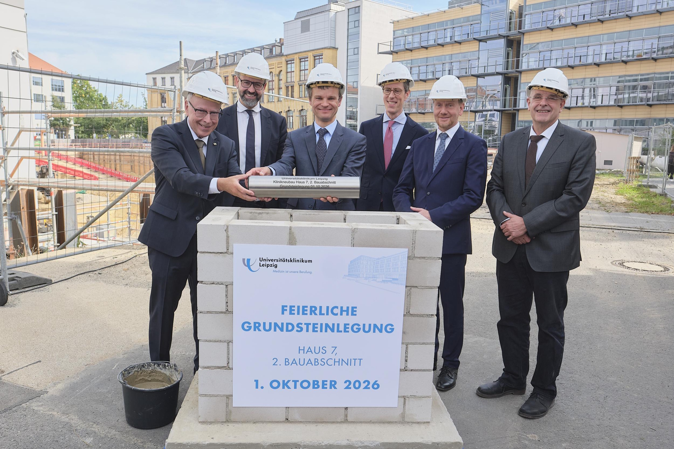 Am 1. Oktober wurde feierlich am Universitätsklinikum Leipzig der Grundstein für den Neubau Haus 7, 2. Bauabschnitt gelegt. Foto: UKL/Rico Thumser