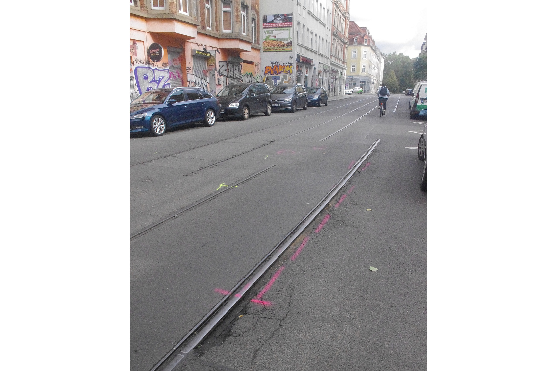Kein Platz für den Radverkehr zwischen Gleis und parkenden Autos. Foto: Bürgerverein Anger-Crottendorf e.V.