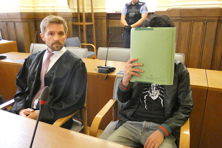 Der mutmaßliche Messerstecher (21, re.) am Dienstag neben seinem Anwalt Erik Bergmüller im Landgericht Leipzig. © Lucas Böhme