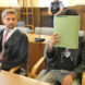 Der mutmaßliche Messerstecher (21, re.) am Dienstag neben seinem Anwalt Erik Bergmüller im Landgericht Leipzig. © Lucas Böhme