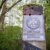 Ein Grenzpfeiler in einem Wald. Auf dem Pfeiler ist ein Schild mit der Aufschrift „Deutsche Demokratische Republik" und dem Embleme der DDR bestehend aus Hammer, Sichel und Ehrenkranz angebracht Alter DDR-Grenzpfeiler in einem Wald. Foto: Colourbox