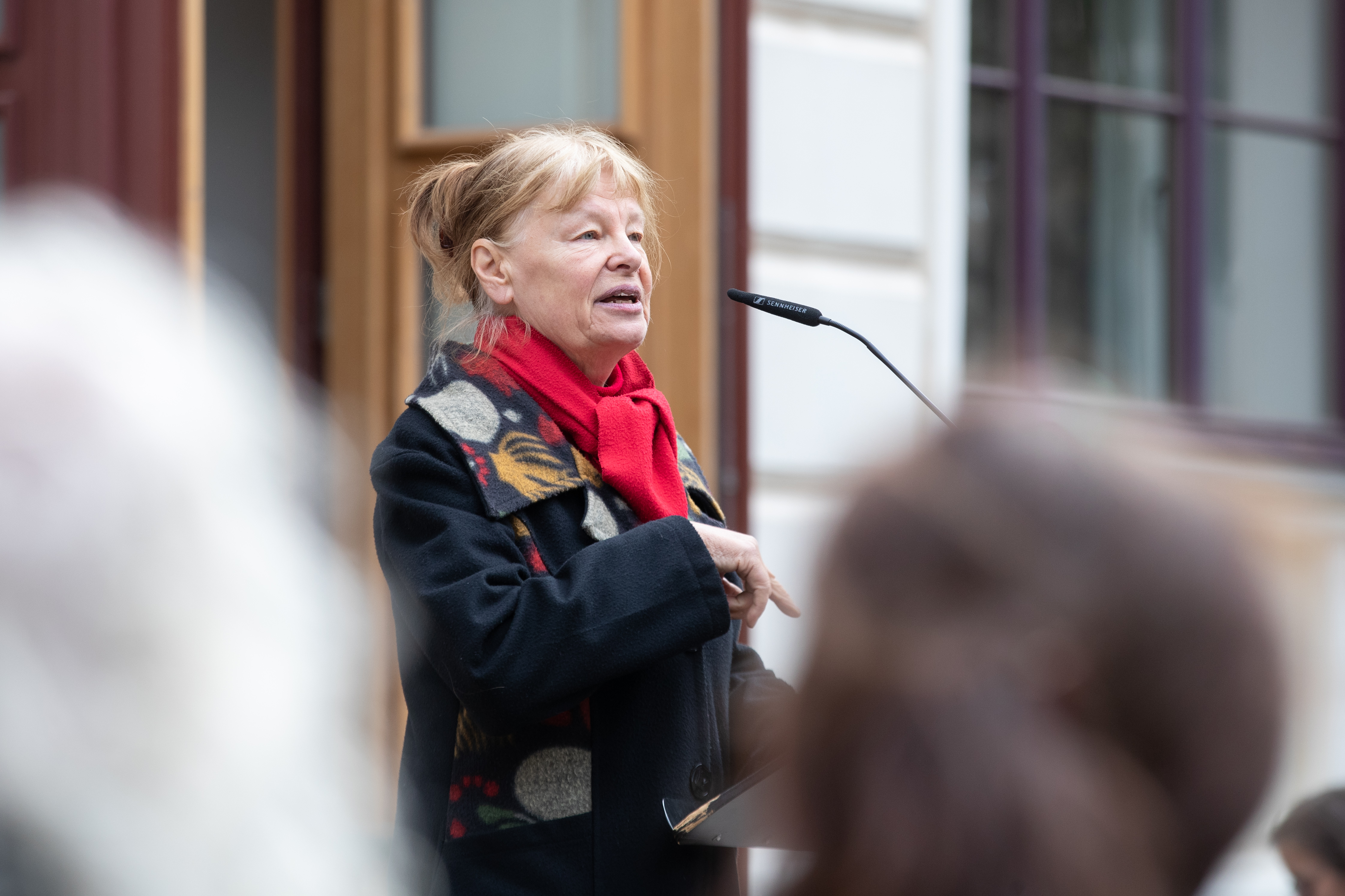 Elke Urban (Bürgerrechtlerin, Initiatorin der Gründung Freier Schulen in Leipzig). Florian Peteranderl (Bildhauer), der den Gedenkstein schuf. Einweihung des neuen Gedenksteins „Immer wieder montags …“, der zwischen Peterskirche und EvaSchulze an die Gründung freier Schulen nach der Friedlichen Revolution 1989 erinnert, 09.10.2026. Foto: Jan Kaefer