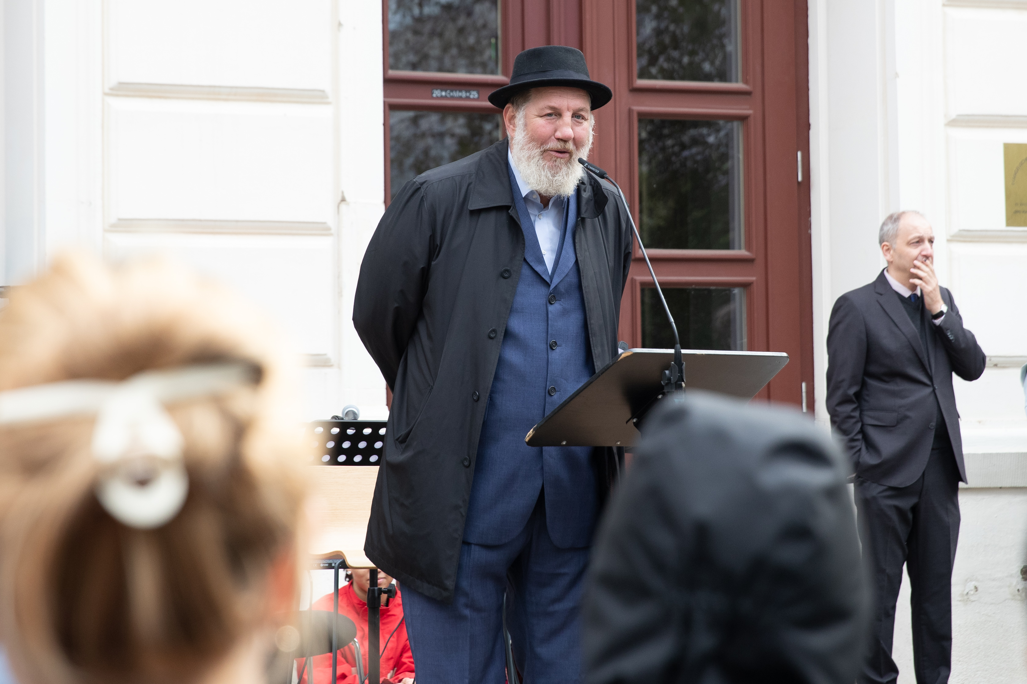 Florian Peteranderl (Bildhauer), der den Gedenkstein schuf. Einweihung des neuen Gedenksteins „Immer wieder montags …“, der zwischen Peterskirche und EvaSchulze an die Gründung freier Schulen nach der Friedlichen Revolution 1989 erinnert, 09.10.2026. Foto: Jan Kaefer