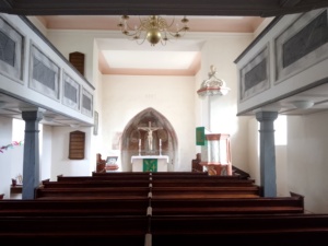 Blick auf Altar und Kanzel. Ghostwriter123, CC BY-SA 4.0, https://commons.wikimedia.org/w/index.php?curid=199686041