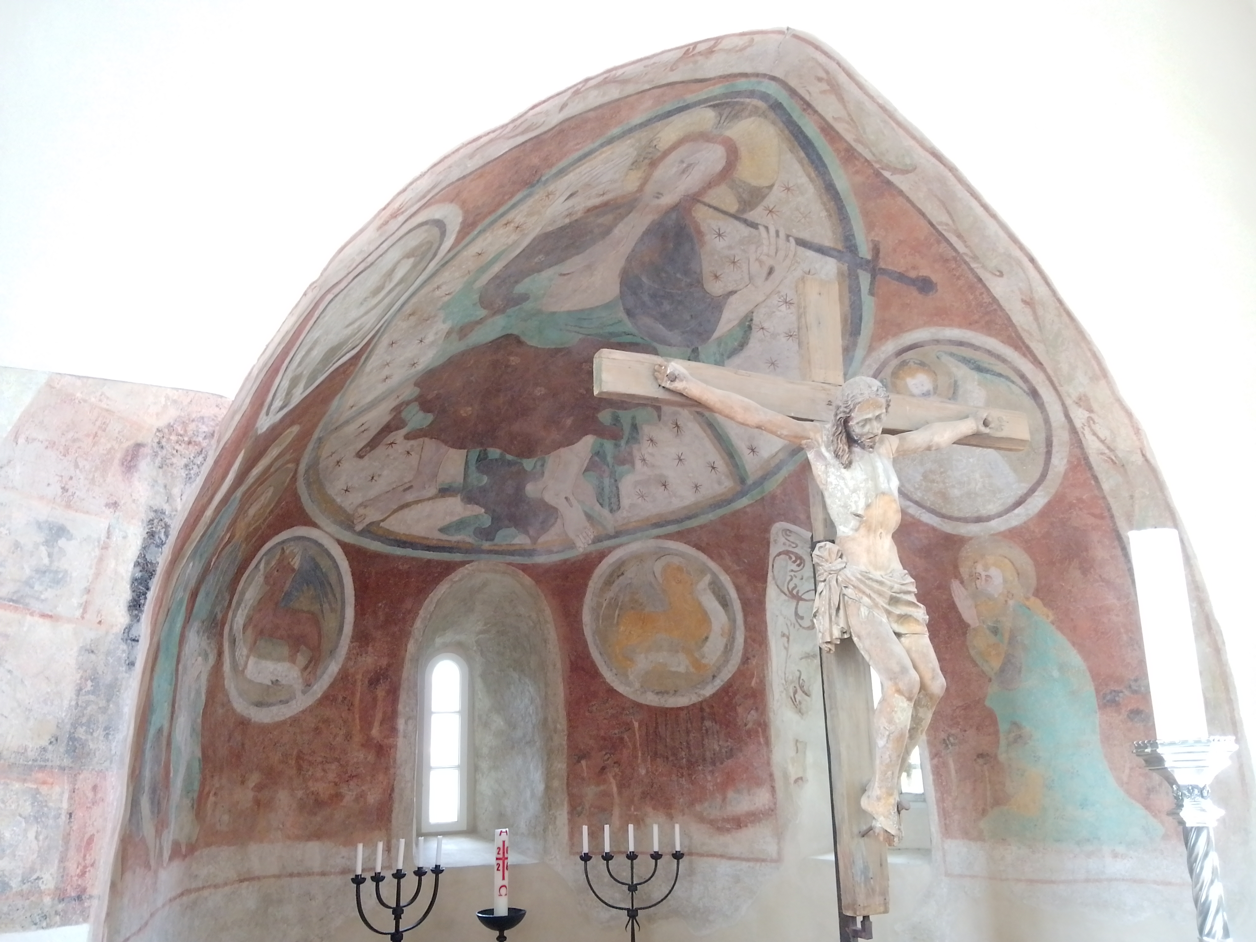 Altar samt Altarnische mit historischer Seccomalerei von 1415. Ghostwriter123, CC BY-SA 4.0, https://commons.wikimedia.org/w/index.php?curid=199686054