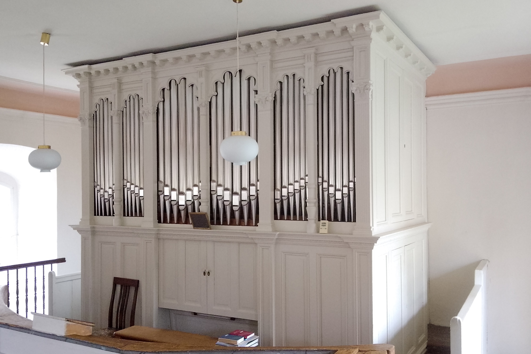 Kreutzbach-Orgel. Ghostwriter123, CC BY-SA 4.0, https://commons.wikimedia.org/w/index.php?curid=199686055