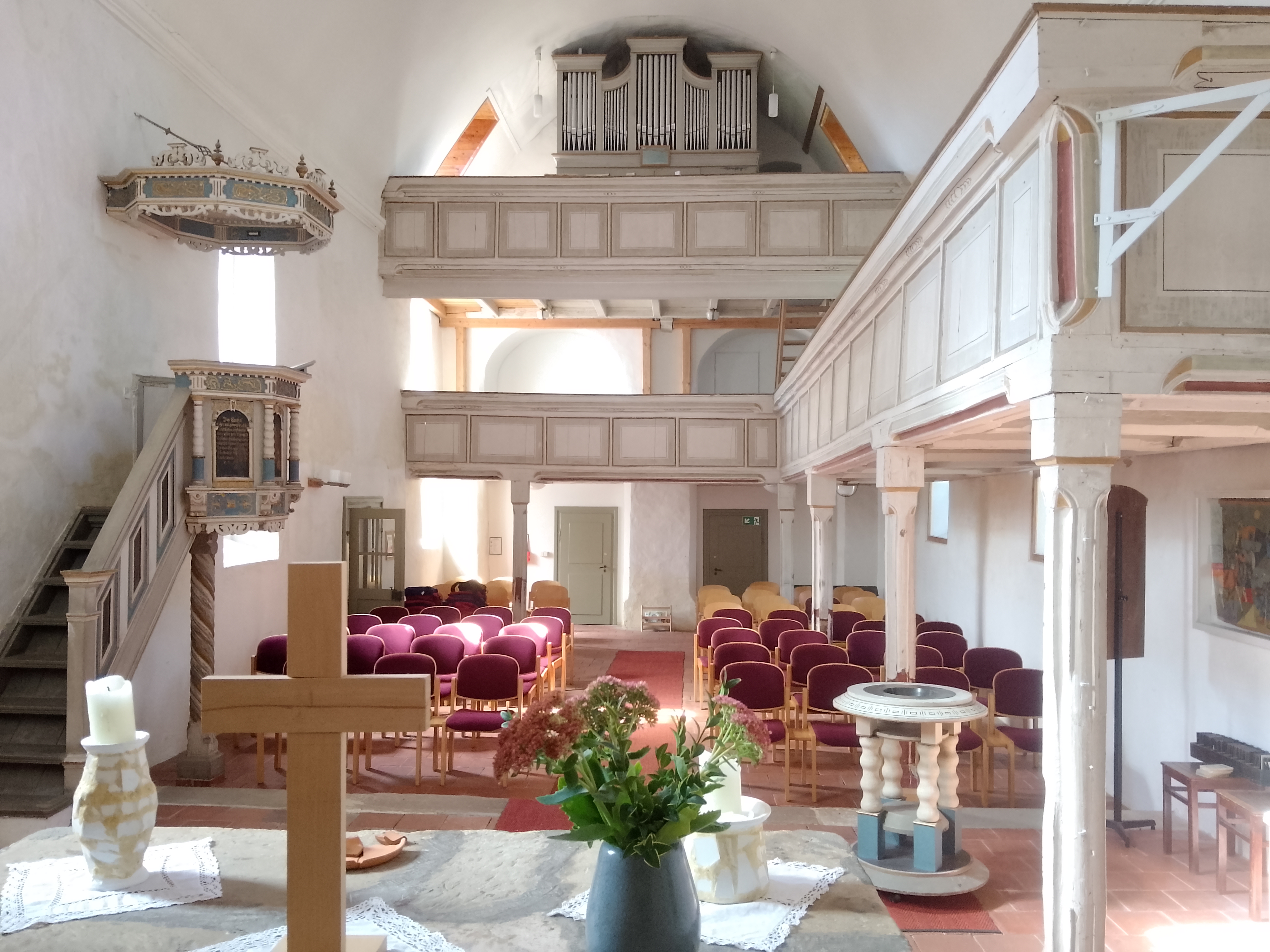 Blick auf Kanzel, Emporen und Orgel. Ghostwriter123, CC BY-SA 4.0, https://commons.wikimedia.org/w/index.php?curid=199685196