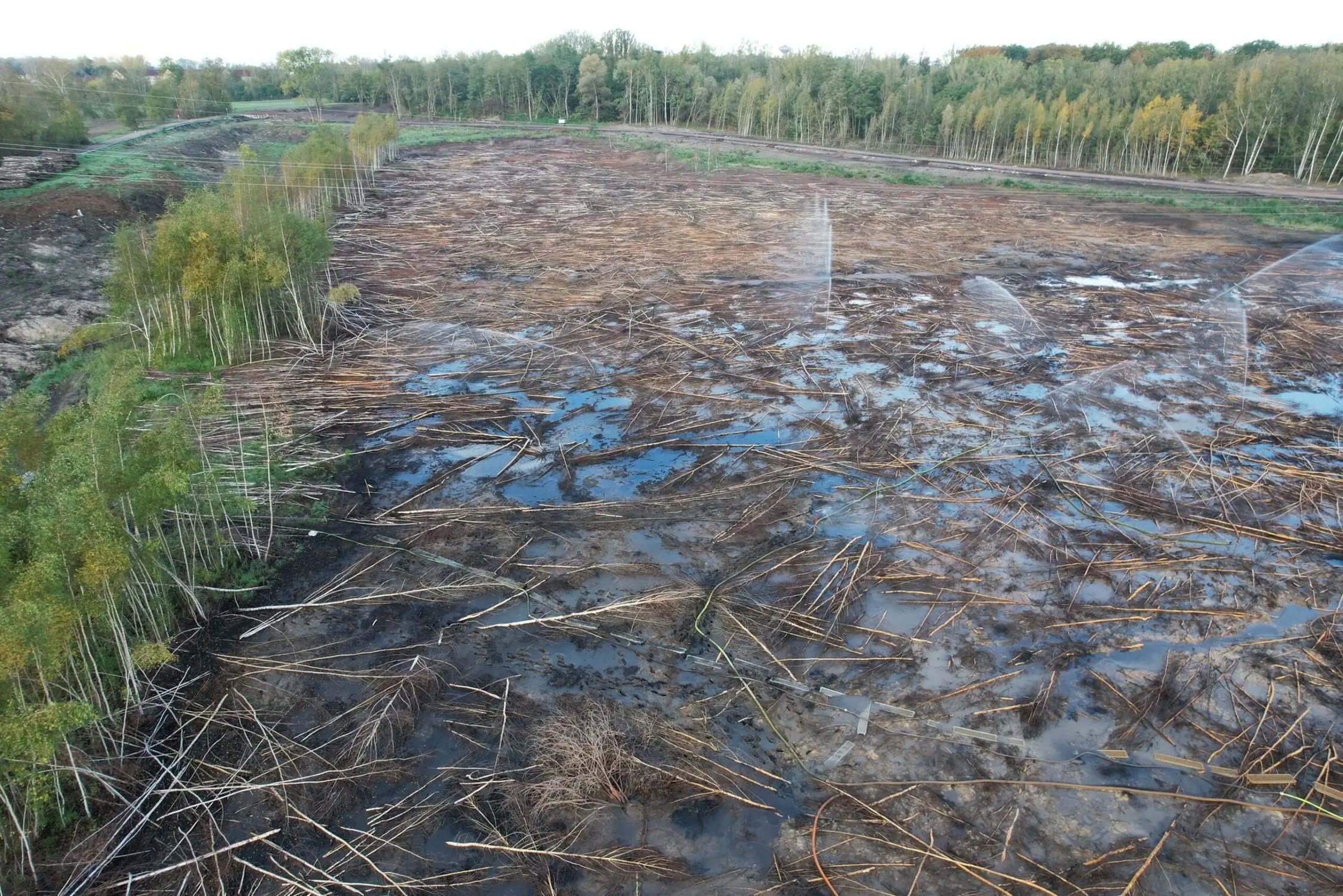 Gute Löscherfolge konnten bis jetzt erzielt werden: Nur noch zwei Hektar müssen gelöscht werden. Foto: LMBV