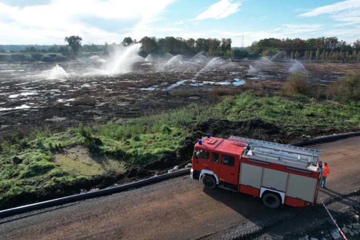 Rund um die Uhr löscht die Feuerwehr den Schwelbrand im Kohletrübebecken I (Restloch Rusendorf) bei Mumsdorf. Foto: LMBV