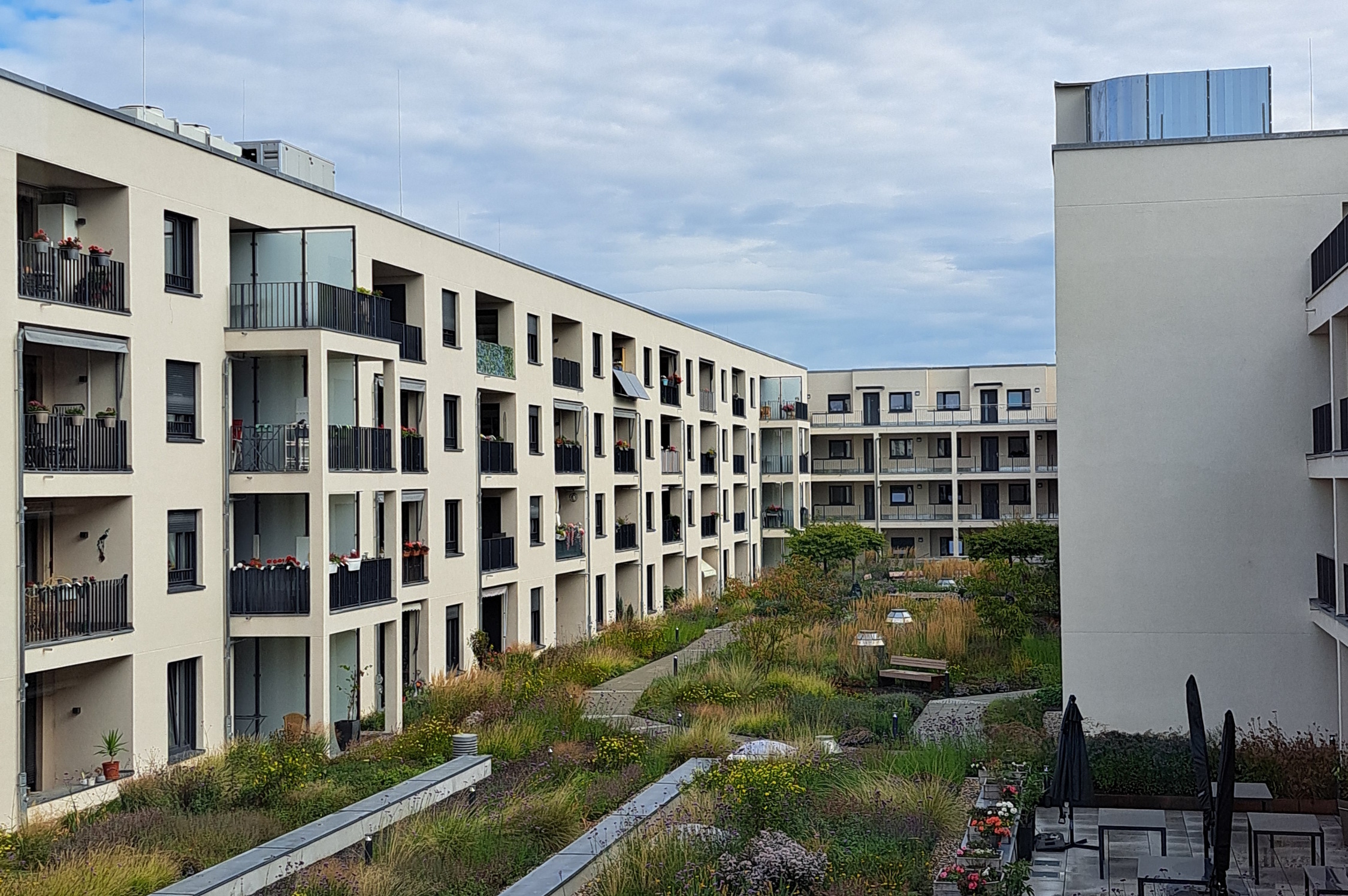 Neubau mit Tiefgarage - aber kein Platz für große Bäume. Foto: Elke Thiess