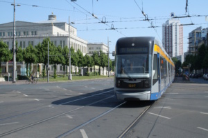 Straßenbah auf der Kreuzung Augustusplatz. Foto: Ralf Julke