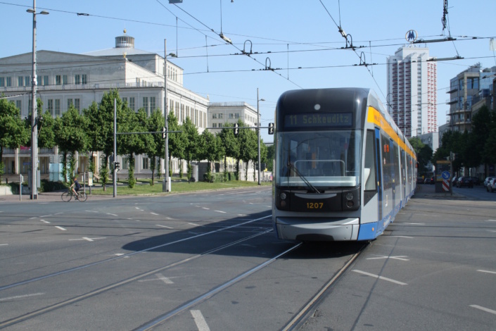 Straßenbah auf der Kreuzung Augustusplatz. Foto: Ralf Julke