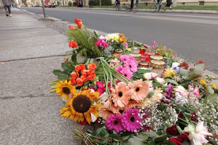 Blumen zum Gedenken an die tödlich verunglückte Radfahrerin in der Arhtur-Hoffmann-Straße. Foto: Lucas Böhme
