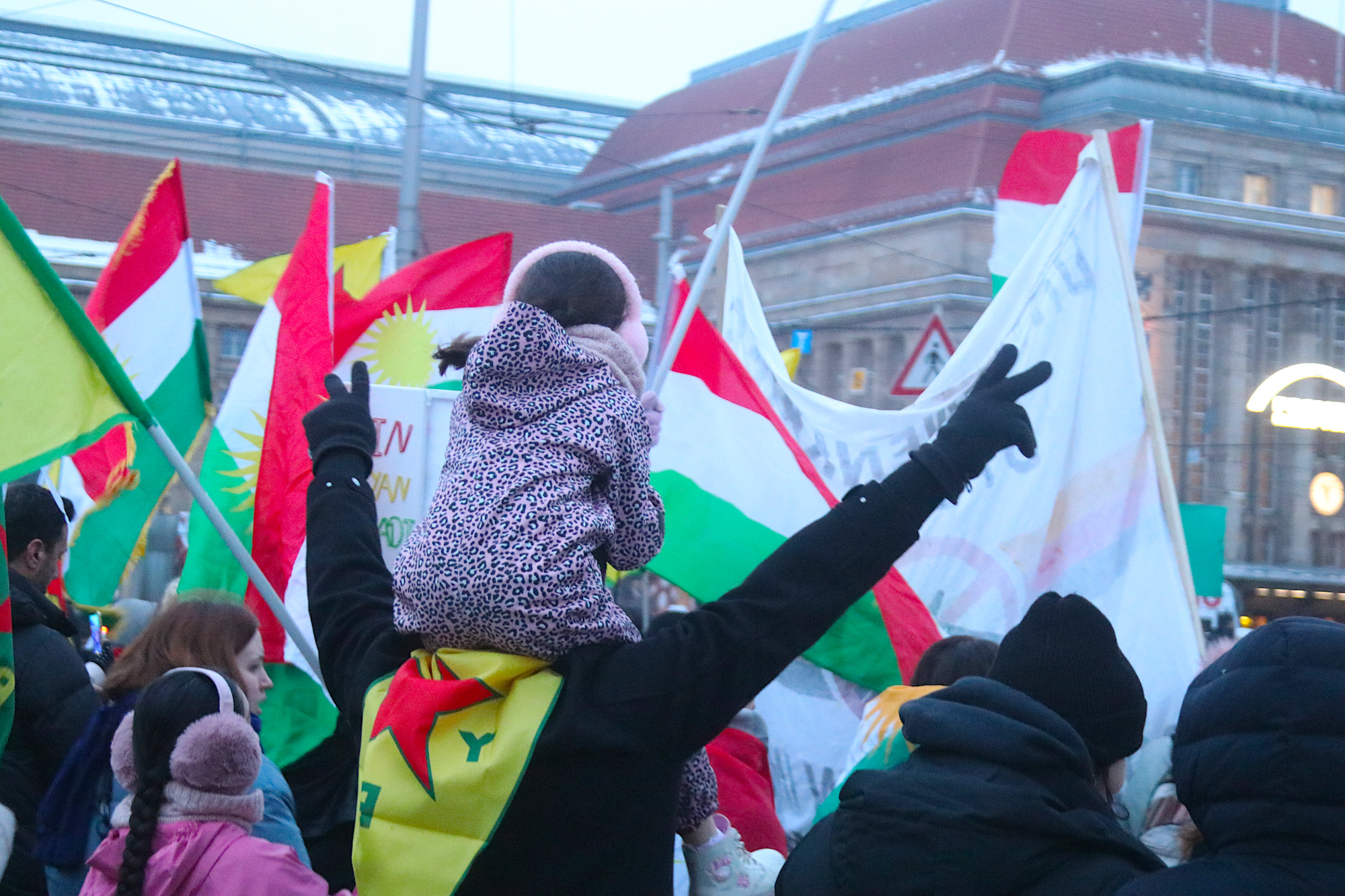 Solidaritätsdemo für Rojava Ende Januar 2026 in Leipzig: Der Konflikt um die nordostsyrische Region findet tausende Kilometer entfernt statt, bringt aber auch hier viele Menschen auf die Straße. Auch das Opfer im aktuellen Fall ist Kurde und führt den Übergriff auf seine Herkunft zurück.