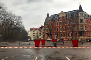 Temporäres Projekt mit Blumenkübeln auf dem Liviaplatz. Foto: Petra Dobschütz