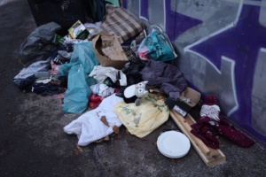 So landet der Leipziger Wohlstandsmüll auf der Straße. Foto: Ralf Julke