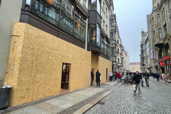 Erste Folge der medialen Panikmache: Leipziger Innenstadthändler verrammeln ihre Geschäfte. Foto: Birthe Kleemann