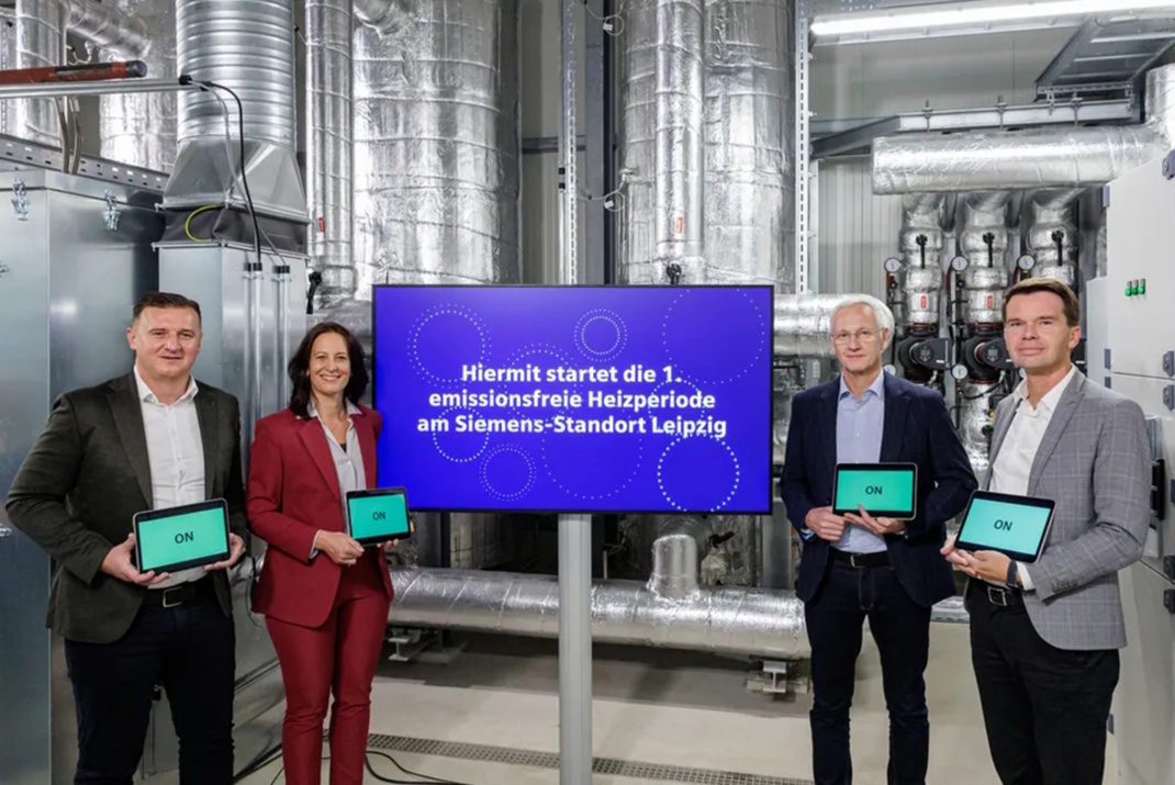 Vier Regler auf „ON“ – gemeinsam nehmen Standortleiter Vedad Karic, Eva Riesenhuber, Executive Vice President & Global Head of Sustainability bei Siemens, Stephan May, President of Electrification & Automation bei Siemens, und Steffen Rümmler, Leiter des Deutschlandgeschäfts bei Siemens Real Estate (v.l.), die neue Wärmeversorgung im Schaltanlagenbau Leipzig offiziell in Betrieb. Foto: Siemens