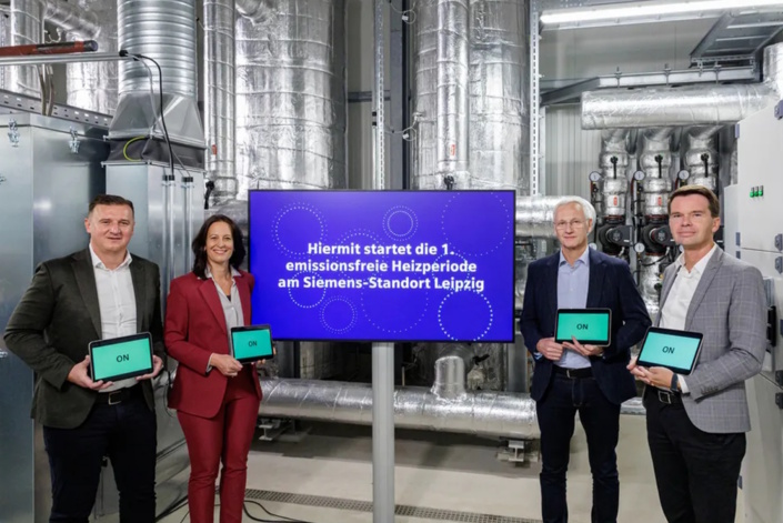Vier Regler auf „ON“ – gemeinsam nehmen Standortleiter Vedad Karic, Eva Riesenhuber, Executive Vice President & Global Head of Sustainability bei Siemens, Stephan May, President of Electrification & Automation bei Siemens, und Steffen Rümmler, Leiter des Deutschlandgeschäfts bei Siemens Real Estate (v.l.), die neue Wärmeversorgung im Schaltanlagenbau Leipzig offiziell in Betrieb. Foto: Siemens