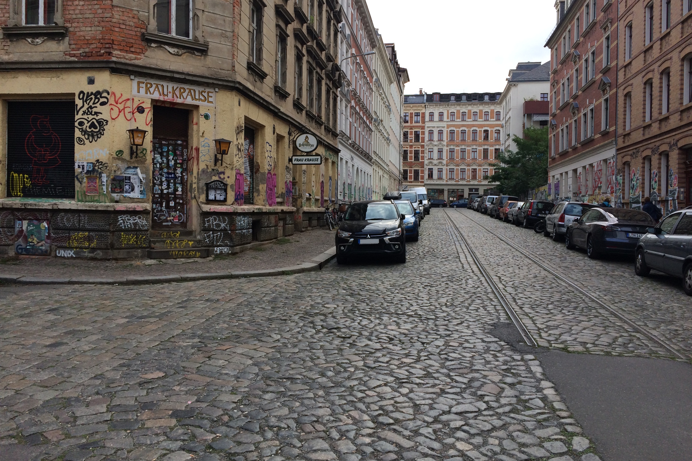 In der Simildenstraße liegt noch originales altes Kopfsteinpflaster. Foto: Ralf Julke