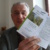Wolfgang Stoiber mit einem der Flyer des NuKLA e.V. Archivfoto: Ralf Julke