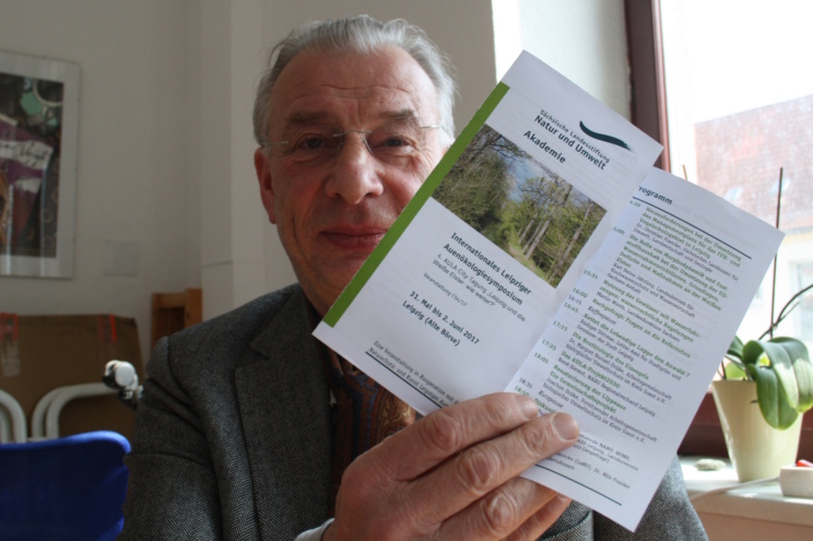 Wolfgang Stoiber mit einem der Flyer des NuKLA e.V. Archivfoto: Ralf Julke