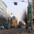 Straßenbahn in der Haltestelle Torgauer Platz. Im Hintegrund die Brücke über die Bahngleise. Foto: Ralf Julke