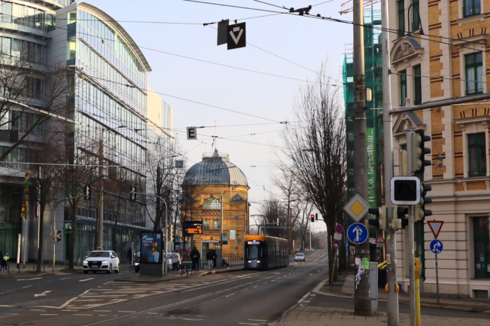 Straßenbahn in der Haltestelle Torgauer Platz. Im Hintegrund die Brücke über die Bahngleise. Foto: Ralf Julke