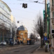 Straßenbahn in der Haltestelle Torgauer Platz. Im Hintegrund die Brücke über die Bahngleise. Foto: Ralf Julke