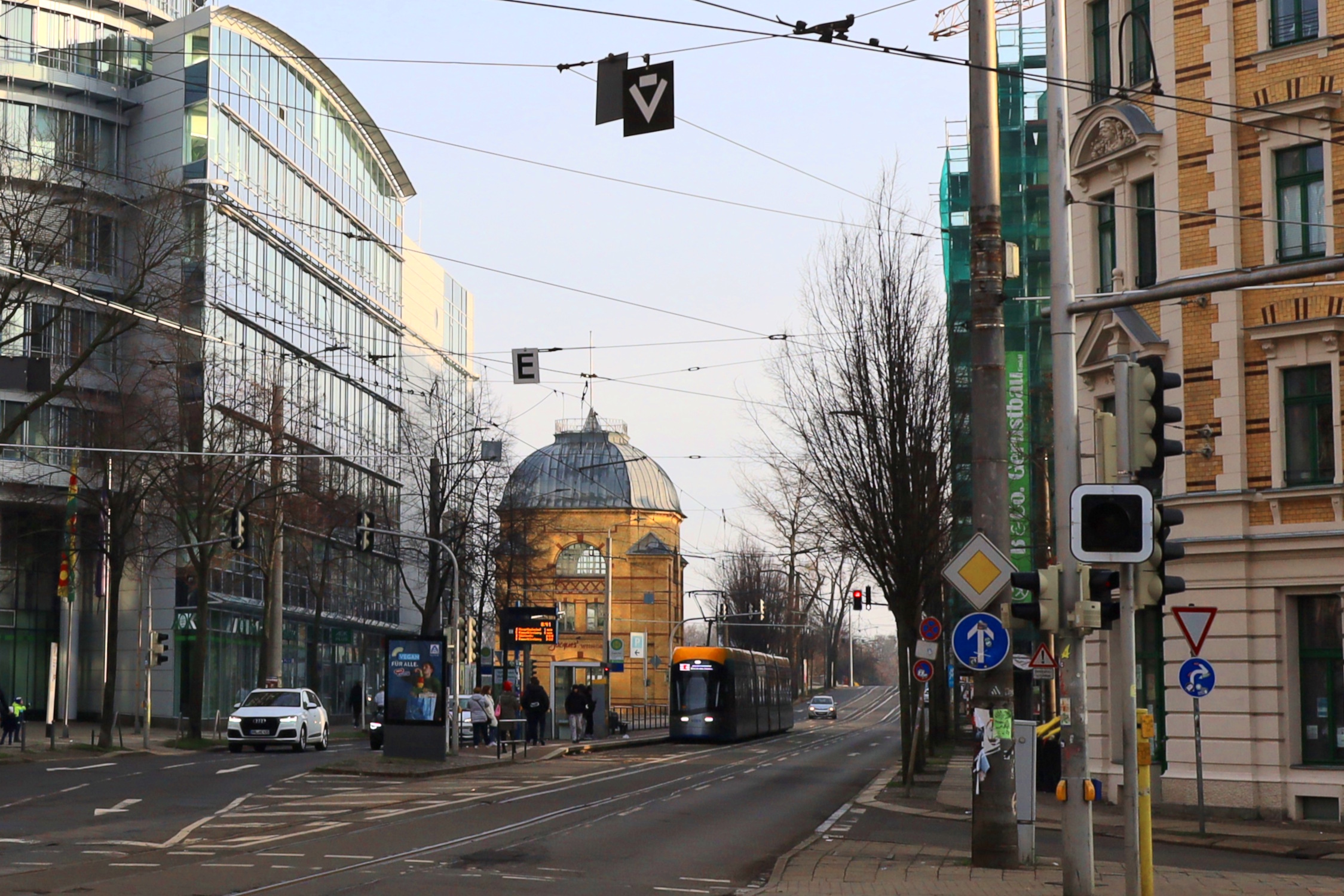 Straßenbahn in der Haltestelle Torgauer Platz. Im Hintegrund die Brücke über die Bahngleise. Foto: Ralf Julke