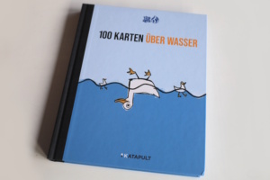 100 Karten über Wasser. Foto: Ralf Julke