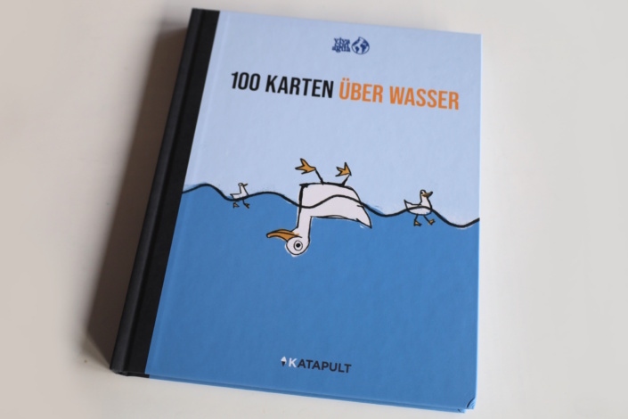 100 Karten über Wasser. Foto: Ralf Julke