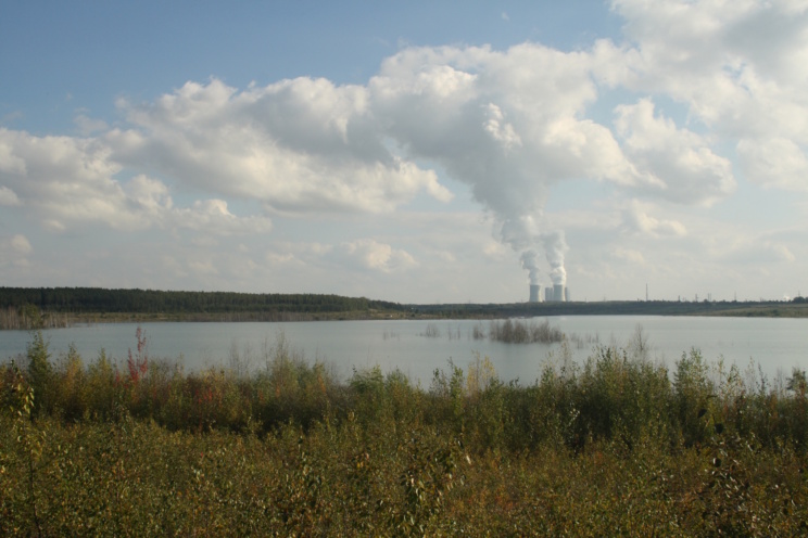 Blick über den Zwenkauer See zum Kohlekraftwerk Lippendorf. Foto: Ralf Julke