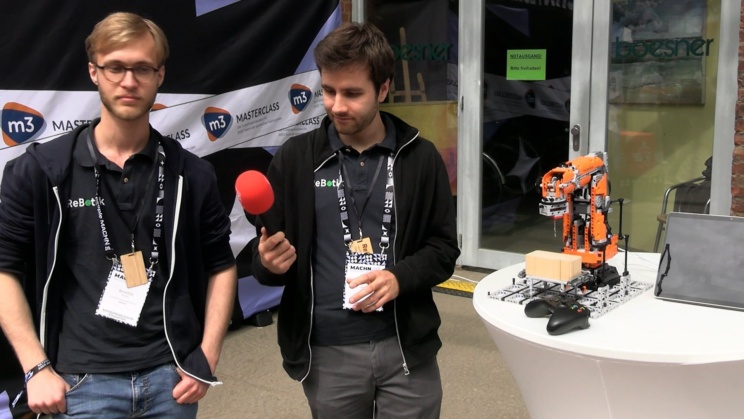 Benedikt Beigang und Jan Philipp Seeland erklären Projekt ReBotik