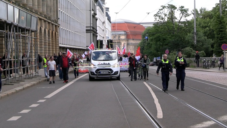 Demo Es reicht!, 1000 Menschen ziehen durch die Goethestraße in Leipzig