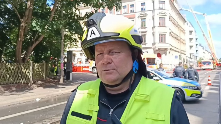 11. August 2026: Einsatzleiter Mathias Bessel zum Wohnung-/ Dachstuhlbrand in Connewitz